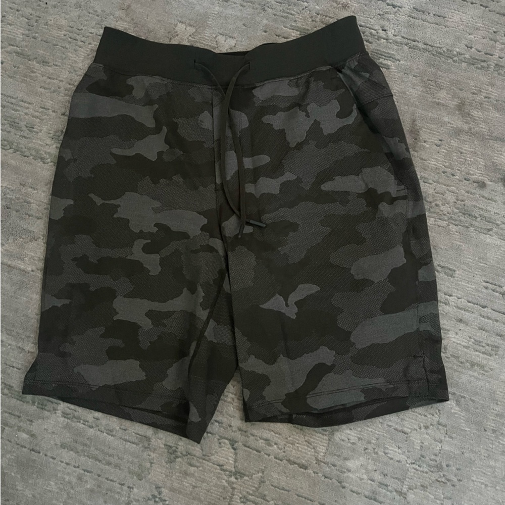 Lululemon 9” men’s shorts with liner